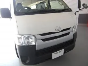 勤務先でガラスリペア　トヨタハイエース