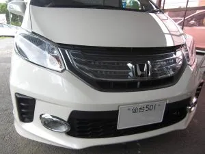 ボンネットのエクボ　ホンダ　フリードHV　