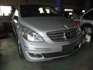 ベンツＢ１７０　リアゲート　デントリペア