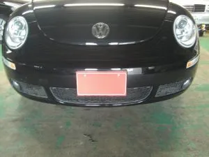 濃色車の凹みは目立ちます・・・VWニュービートル