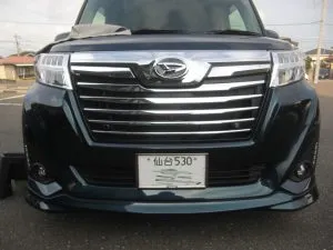 いつの間にか割れてました。　ダイハツ　トール